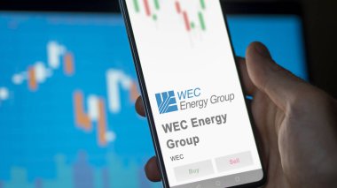 09 Nisan 2024, Milwaukee, Wisconsin. WEC Enerji Grubu 'nun logosunu değiş tokuş ekranında kapatın. WEC Enerji Grubu hisse senetleri, bir aygıt için WEC $.