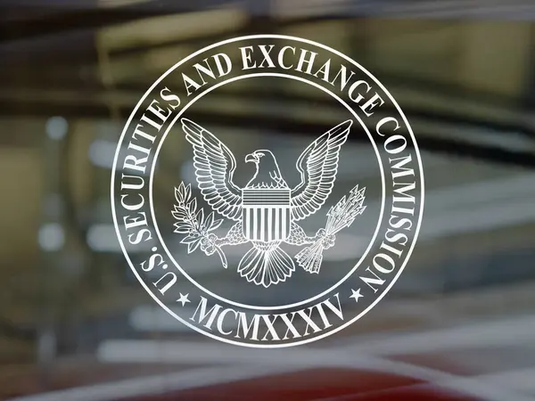 23 Mayıs 2024, bir lobinin penceresinde Menkul Kıymetler ve Borsa Komisyonu amblemi