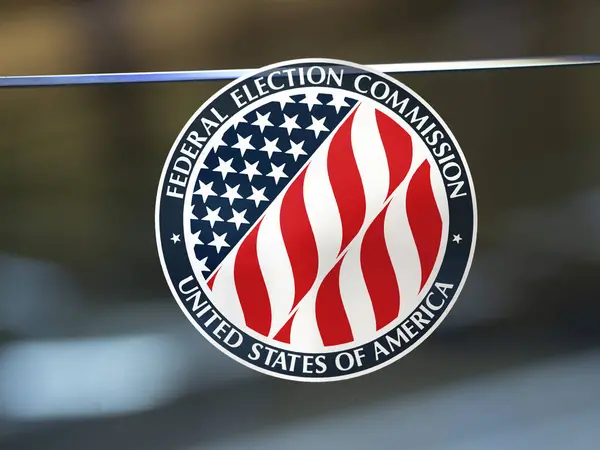 27 Mayıs 2024, Federal Seçim Komisyonu bir pencerenin amblemi, ABD FEC 'i bir lobinin camının üzerinde.