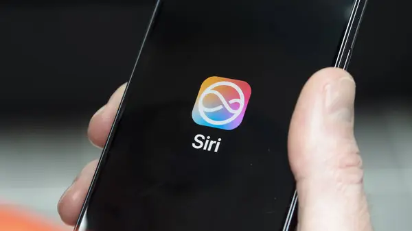 13 Haziran 2024, telefon ekranında Siri Al logosu..