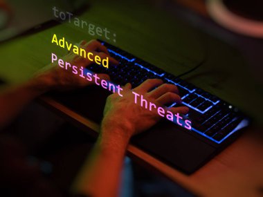 Siber saldırı, ön planda sürekli tehdit mesajları, öndeki klavyede bulunan isimsiz bir hacker 'ın elleri. Gayri resmi sistem tarzında incinebilirlik metni, düzenleyici ekranında kod. İngilizce metin, İngilizce metin