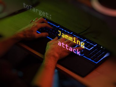 Siber saldırı, ön plandaki saldırı metnini bozuyor. Klavyedeki isimsiz bir hacker 'ın elleri. Gayri resmi sistem tarzında incinebilirlik metni, düzenleyici ekranında kod. İngilizce metin, İngilizce metin