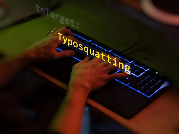 Siber saldırı ön plandaki metni daktilo ediyor. Klavyedeki isimsiz bir hacker 'ın elleri. Gayri resmi sistem tarzında incinebilirlik metni, düzenleyici ekranında kod. İngilizce metin, İngilizce metin
