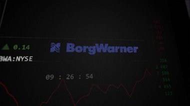 09 Nisan 2024, Auburn Hills, Michigan. BorgWarner 'ın logosunu bir değiş tokuş ekranında kapat. BorgWarner hisse senetleri, cihazda BWA $.