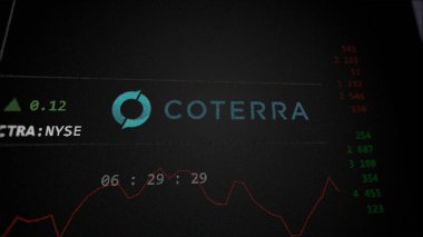 09 Nisan 2024, Houston, Teksas. Değiş tokuş ekranındaki Coterra logosuna yaklaş. Coterra hisse senetleri, bir cihazda CTRA $.