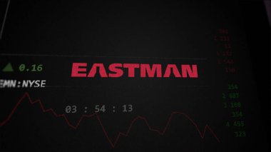 29 Nisan 2024, Kingsport, Tennessee. Eastman Kimya Şirketi 'nin logosunu değiş tokuş ekranında kapatın. Eastman Kimya Şirketi hisse senetleri, EMN $.