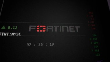 09 Nisan 2024, Sunnyvale, Kaliforniya. Takas ekranındaki Fortinet logosuna yaklaş. Finansal fiyat hisseleri, bir aygıt üzerinde FTNT $.