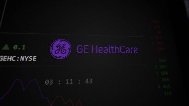 29 Nisan 2024, Chicago, Illinois. Değişim ekranındaki GE Sağlık Hizmetleri logosuna yaklaş. GE Sağlık Hizmetleri hisse senetleri, bir cihaza GEHC $.