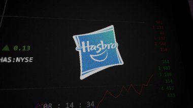 29 Nisan 2024, Pawtucket, Rhode Island. Hasbro 'nun logosunu bir değiş tokuş ekranında kapat. Hasbro hisse senedi fiyatları, cihaz başına $HAS..
