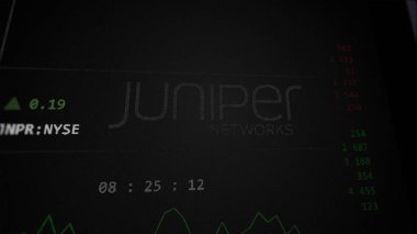 09 Nisan 2024, Sunnyvale, Kaliforniya. Juniper Ağı 'nın logosunu bir takas ekranında kapatın. Juniper Networks hisse senetleri, bir aygıt üzerinde JNPR $.