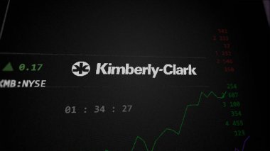 09 Nisan 2024, Irving, Teksas. Bir değiş tokuş ekranında Kimberly-Clark 'ın logosuna yaklaş. Kimberly-Clark hisse senetleri, KMB $bir aygıt üzerinde.