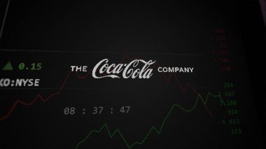 09 Nisan 2024, Atlanta, Georgia. Bir takas ekranında Coca-Cola Company 'nin (The) logosuna yaklaş. Coca-Cola Şirketi () fiyat hisseleri, bir cihaza $KO.