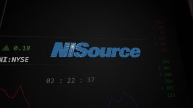 09 Nisan 2024, Merrillville, Indiana. Bir değiş tokuş ekranındaki NiSource logosuna yaklaş. NiSource fiyat hisseleri, bir aygıt üzerinde NI $.