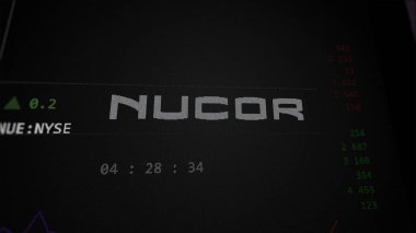 09 Nisan 2024, Charlotte, Kuzey Carolina. Değiş tokuş ekranında Nucor 'un logosuna yaklaş. Nucor fiyat hisseleri, bir aygıtta NUE $.