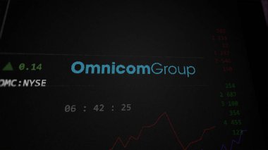 09 Nisan 2024, New York, New York. Omnicom Grubu 'nun logosuna bir takas ekranında yaklaş. Omnicom Grubu hisse senetleri, bir aygıt üzerinde $OMC.