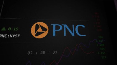 29 Nisan 2024, Pittsburgh, Pennsylvania. Bir değiş tokuş ekranındaki PNC Finansal Hizmetler logosunu kapat. PNC Finansal Hizmetler hisse senetleri, bir cihaza PNC $.
