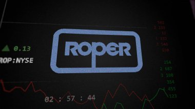 29 Nisan 2024, Sarasota, Florida. Roper Teknolojileri 'nin logosunu bir değiş tokuş ekranında kapatın. Roper Teknolojileri hisse senetleri, bir cihaz için ROP $.