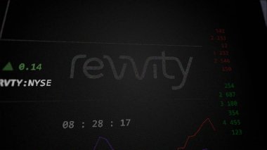 29 Nisan 2024, Waltham, Massachusetts. Değiş tokuş ekranındaki Revvity logosuna yaklaş. Revvity fiyat hisseleri, bir cihaza RVTY $.