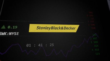 09 Nisan 2024, New Britain, Connecticut. Bir değiş tokuş ekranında Stanley Black & Decker 'ın logosuna yaklaş. Stanley Black & Decker hisse senetleri, bir aygıta $SWK.
