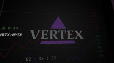 29 Nisan 2024, Cambridge, Massachusetts. Bir değiş tokuş ekranındaki Vertex Eczacılık logosuna yaklaş. Vertex İlaç Fiyat Hisseleri, bir cihaza VRTX $.