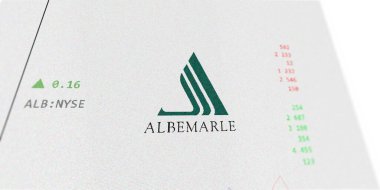 09 Nisan 2024, Charlotte, Kuzey Carolina. Bir değiş tokuş ekranında Albemarle Şirketi 'nin logosuna yaklaş. Albemarle Şirketi hisse senetleri, ALB $bir aygıt üzerinde.