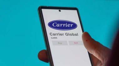 29 Nisan 2024, Palm Beach Gardens, Florida. Bir değiş tokuş ekranında Carrier Global 'ın logosuna yaklaş. Taşıyıcı Global fiyat hisseleri, bir cihazda CARR $.