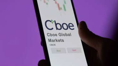 29 Nisan 2024, Chicago, Illinois. Değişim ekranındaki Cboe Global Market logosuna yaklaş. Cboe Global Market hisse senetleri, CBOE $bir aygıt üzerinde.