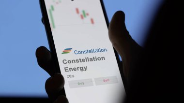 09 Nisan 2024, Baltimore, Maryland. Takas ekranındaki Takımyıldız Enerjisi logosuna yaklaş. Takımyıldız Enerji Fiyat Hisseleri, Bir aygıt üzerinde CEG $.