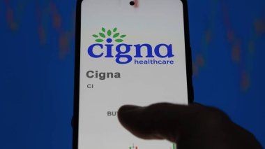 09 Nisan 2024, Bloomfield, Connecticut. Takas ekranındaki Cigna logosuna yaklaş. Cigna fiyat hisseleri, bir cihazın muhbiri..