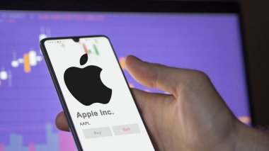 09 Nisan 2024, Cupertino, Kaliforniya. Apple A.Ş. 'nin logosunu bir takas ekranında kapat. Apple Inc fiyat hisseleri, bir aygıt üzerinde $AAPL.