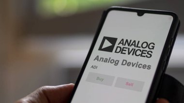 09 Nisan 2024, Wilmington, Massachusetts. Bir takas ekranındaki Analog Aygıtlarının logosuna yaklaş. Analog Aygıtları fiyat hisseleri, bir aygıt üzerinde ADI $.