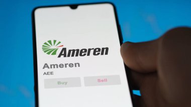29 Nisan 2024, St. Louis, Missouri. Bir değiş tokuş ekranında Ameren 'in logosuna yaklaş. Ameren hisse senetleri, bir cihazda AEE $.