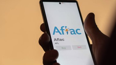 09 Nisan 2024, Kolomb, Georgia. Değiş tokuş ekranındaki Aflac logosuna yaklaş. Aflac hisse senetleri, bir cihazda AFL $.