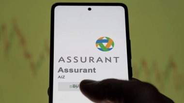 09 Nisan 2024, New York, New York. Takas ekranındaki Assurant logosuna yaklaş. Sigorta fiyatları, AIZ $bir aygıt üzerinde.