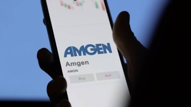 09 Nisan 2024, Thousand Oaks, Kaliforniya. Bir değiş tokuş ekranında Amgen 'in logosuna yaklaş. Amgen fiyat hisseleri, bir aygıt üzerinde AMGN $.
