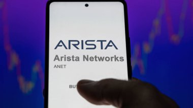 29 Nisan 2024, Santa Clara, Kaliforniya. Bir değiş tokuş ekranında Arista Networks 'ün logosuna yaklaş. Arista Networks hisse senetleri, bir aygıt üzerinde ANET $.