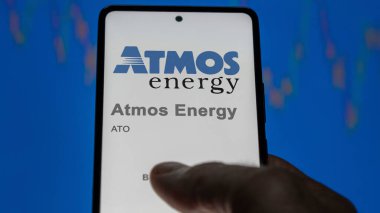 09 Nisan 2024, Dallas, Teksas. Bir değiş tokuş ekranındaki ATMOS Enerjisi logosuna yaklaş. ATMOS Enerji Fiyat Hisseleri, Bir aygıt üzerinde $ATO.