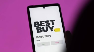 09 Nisan 2024, Richfield, Minnesota. Best Buy 'ın logosunu bir değiş tokuş ekranında kapat. Best Buy hisse senetleri, bir cihazda BBY $.