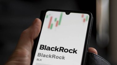 09 Nisan 2024, New York, New York. Bir değiş tokuş ekranındaki BlackRock logosuna yaklaş. BlackRock hisse senetleri, cihazda BLK $.