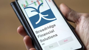 29 Nisan 2024, Lake Success, New York. Broadridge Finansal Çözümler 'in logosunu bir değiş tokuş ekranında kapatın. Broadridge Finansal Çözümler hisse senetleri, cihaza BR $.