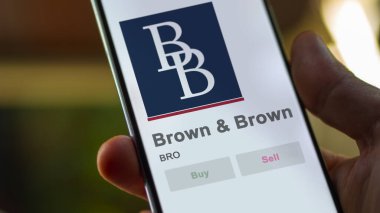 29 Nisan 2024, Daytona Sahili, Florida. Bir değiş tokuş ekranında Brown & Brown logosuna yaklaş. Kahverengi & fiyat hisseleri, bir aygıt üzerinde BRO $.