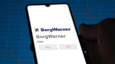 09 Nisan 2024, Auburn Hills, Michigan. BorgWarner 'ın logosunu bir değiş tokuş ekranında kapat. BorgWarner hisse senetleri, cihazda BWA $.