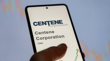29 Nisan 2024, St. Louis, Missouri. Centene Şirketi 'nin logosunu bir değiş tokuş ekranında kapatın. Centene Şirketi hisse senetleri, bir cihaza CNC $.