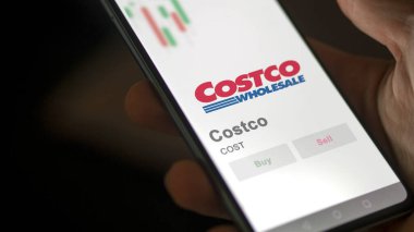 29 Nisan 2024, Issaquah, Washington. Değiş tokuş ekranındaki Costco logosuna yaklaş. Costco hisse senetleri, bir cihazın maliyeti.