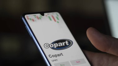 09 Nisan 2024, Dallas, Teksas. Takas ekranındaki Copart logosuna yaklaş. Copart hisse senetleri, bir cihazda CPRT $.