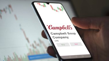 29 Nisan 2024, Camden, New Jersey. Bir takas ekranında Campbell Çorba Şirketi 'nin logosuna yaklaş. Campbell Çorba Şirketi hisse senetleri, bir cihazda CPB $.