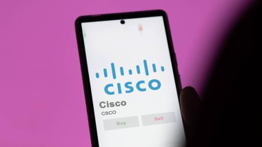 09 Nisan 2024, San Jose, Kaliforniya. Değiş tokuş ekranında Cisco 'nun logosuna yaklaş. Cisco hisse senetleri, CSCO $bir aygıt üzerinde.