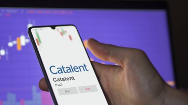 09 Nisan 2024, Somerset, New Jersey. Değiş tokuş ekranındaki Katalent logosuna yaklaş. Katalizör fiyat hisseleri, cihazın CTLT değeri.