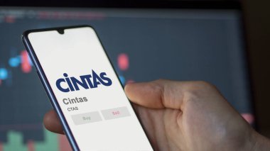 29 Nisan 2024, Mason, Ohio. Bir değiş tokuş ekranındaki Cinta logosuna yaklaş. Cintas hisse senetleri, CTAS $bir aygıt üzerinde.