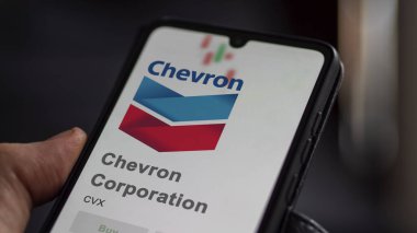 09 Nisan 2024, San Ramon, Kaliforniya. Bir değiş tokuş ekranında Chevron Şirketi 'nin logosuna yaklaş. Chevron Şirketi hisse senetleri, cihazda CVX $.